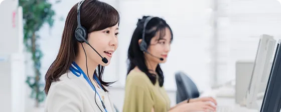 問い合わせに対応する女性