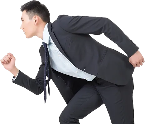 急いで向かう男性