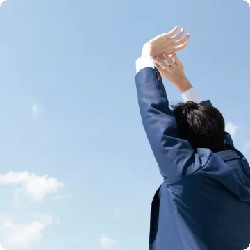 問題が解決したことを喜ぶ男性