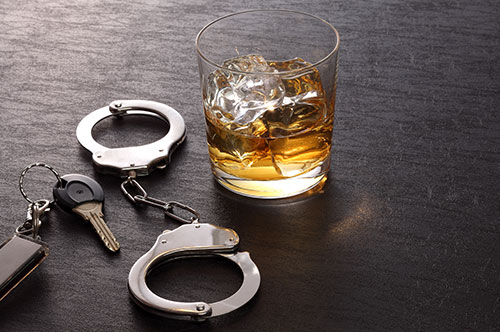 酒気帯び運転と酒酔い運転は何が違う？ 基準の違いや逮捕に至るケース