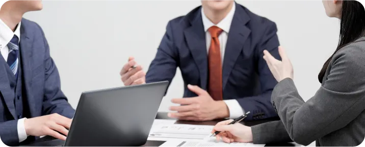 対策を会議する弁護士たち