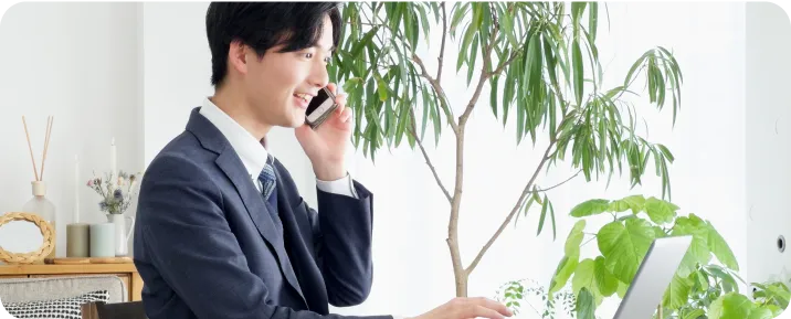 電話で相談対応をする男性