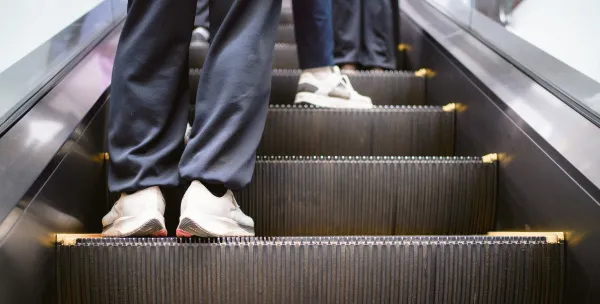 駅のエスカレーターで盗撮行為をしたが、弁護士の判断により自首。