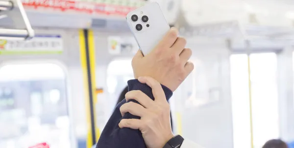 電車内でビデオカメラで盗撮を行っていたところ、現行犯逮捕された。