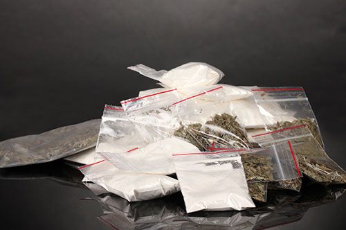 薬物事件で逮捕につながる薬物の種類は？ 規制する法律は？